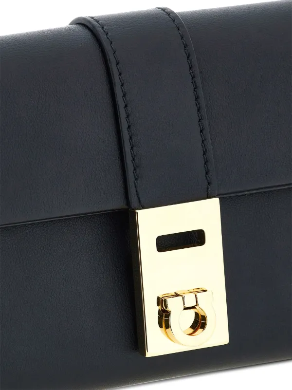 関税込【Ferragamo】ハグ コンチネンタル ウォレット ブラック Ferragamo Hug レザー チェーンウォレット | ブラック | FARFETCH JP