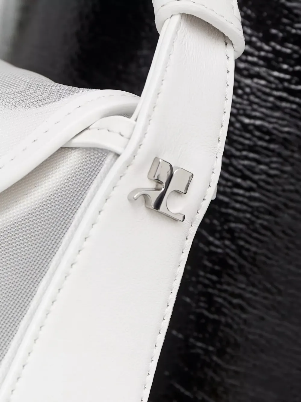 Courrèges Schoudertas met gewelfde omslag Wit