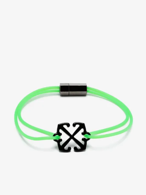 Off-White pulsera con dije Arrows