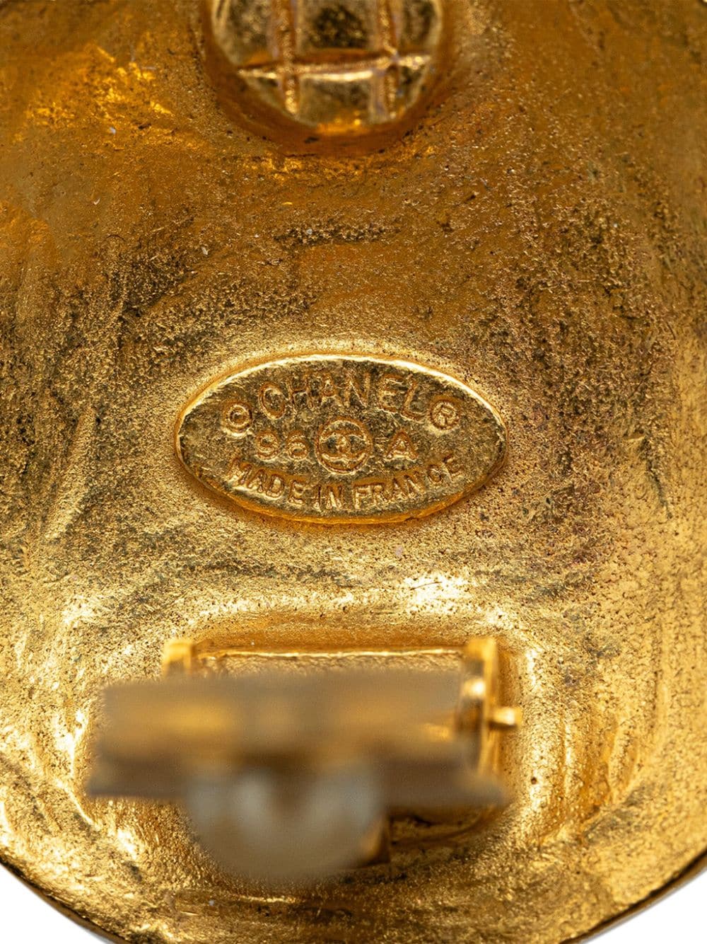 Pre-owned Chanel Cc 纽扣夹扣式耳环（1990-2010年典藏款） In Gold