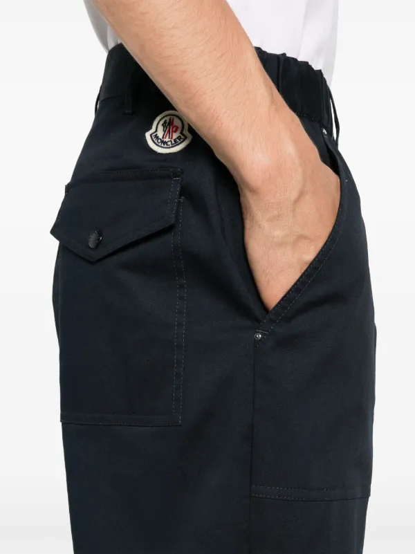 【MONCLER】モンクレール パッチポケット付 ギャバジン パンツ Moncler ギャバジン パンツ | ブルー | FARFETCH JP