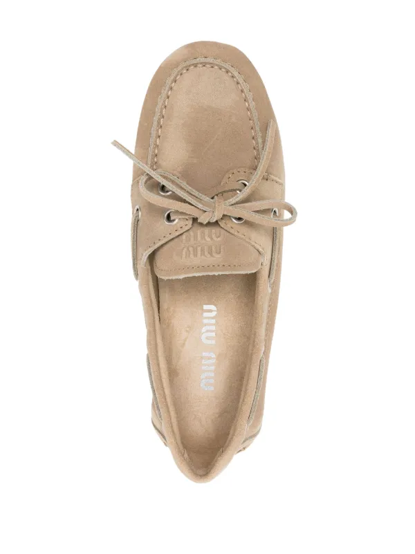 ローファー・オックスフォード Miu Miu MIU MIU SUEDE DELAVE' LOAFERS Miu Miu logo-embossed Suede Loafers | Neutrals | FARFETCH