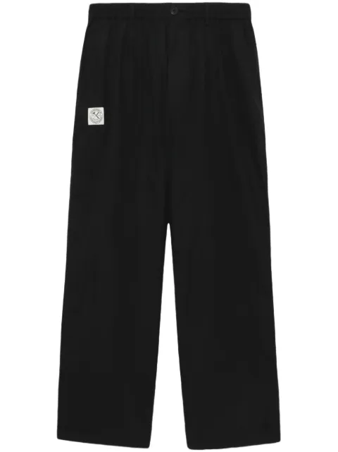 izzue pantalones holgados con aplique del logo