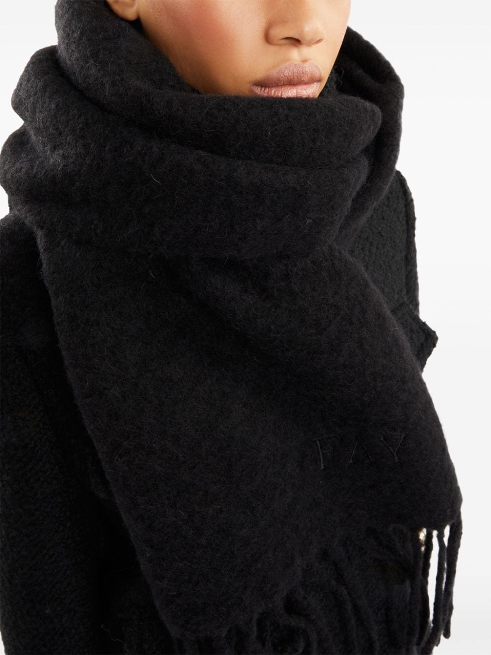 Shop Fay Fringed-edge Knitted Scarf In Schwarz