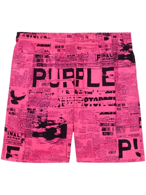 Purple Brand shorts de playa con estampado de periódico