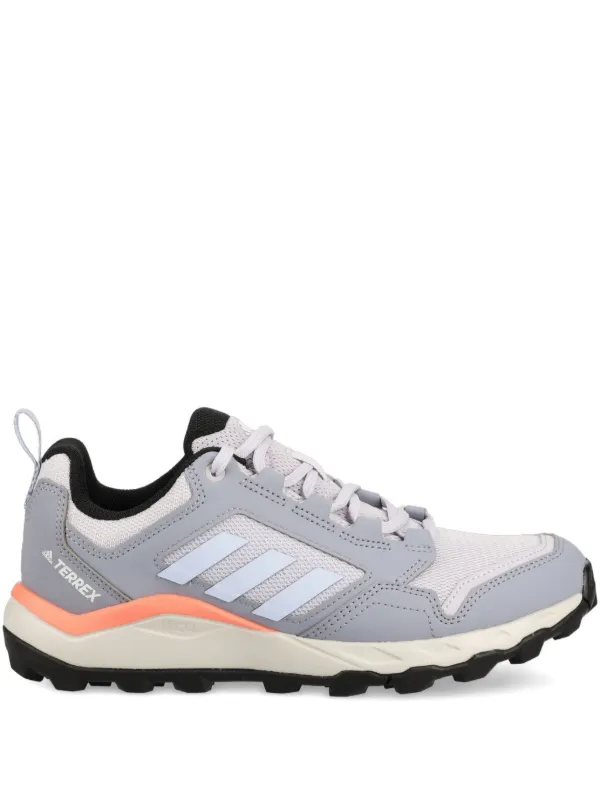 Adidas Traxion スリーストライプ スニーカー | グレー | FARFETCH JP