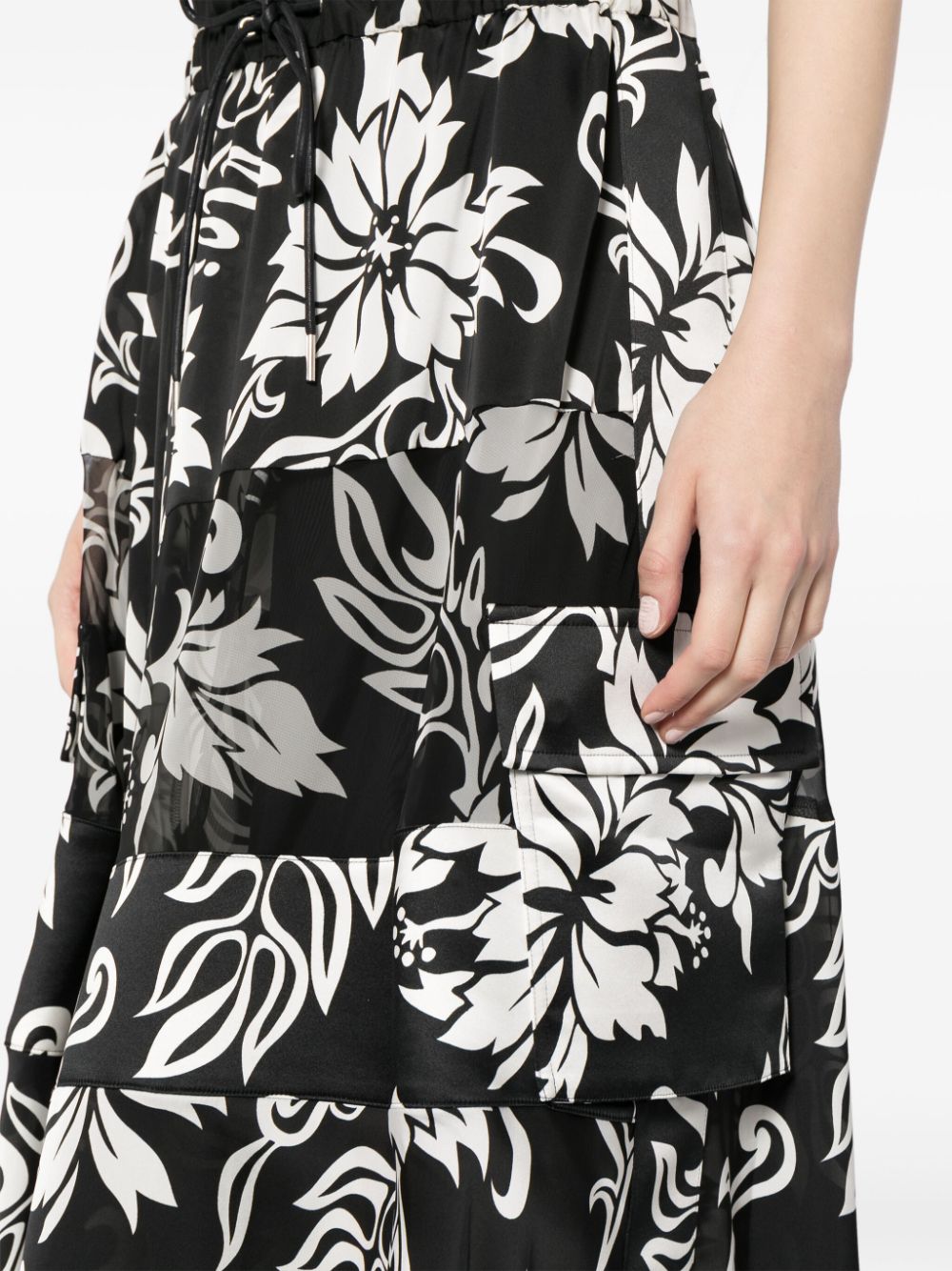 Shop Sacai Floral-print Pleated Midi Skirt In 黑色