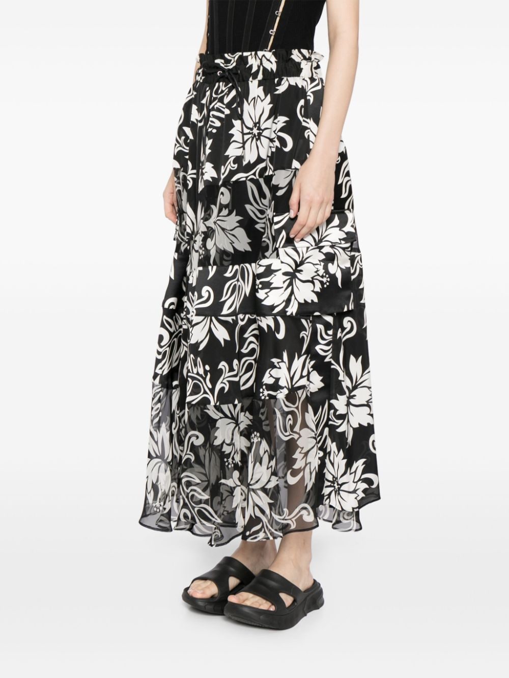 Shop Sacai Floral-print Pleated Midi Skirt In 黑色