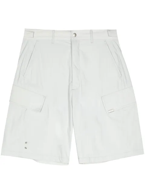 izzue shorts cargo con detalle de ojales y placa del logo