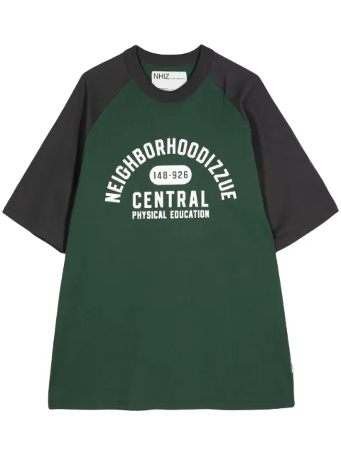 izzue playera con logo estampado de izzue x Neighborhood