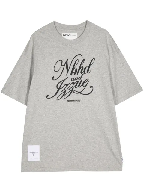 izzue playera con logo estampado de izzue x Neighborhood