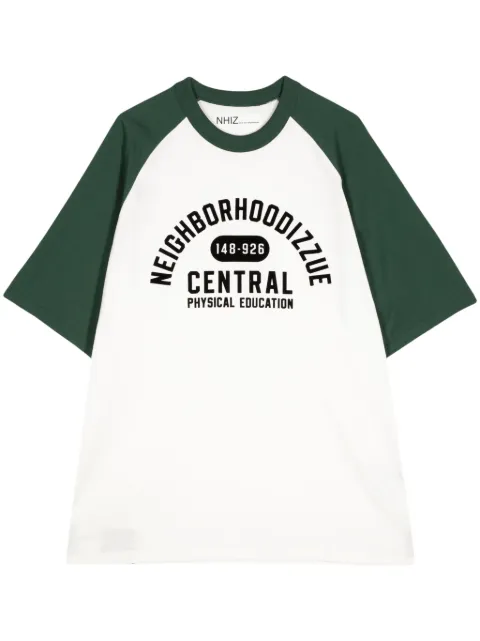 izzue playera con logo estampado de izzue x Neighborhood