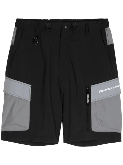 izzue shorts cargo con diseño color block y logo estampado