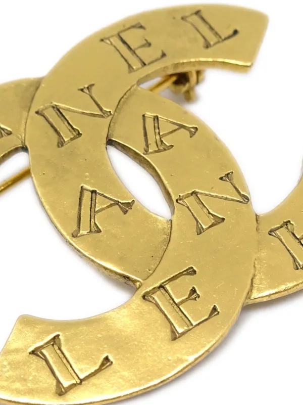 CHANEL Pre-Owned 1999 CC logo-engraved Brooch | Gold | FARFETCH