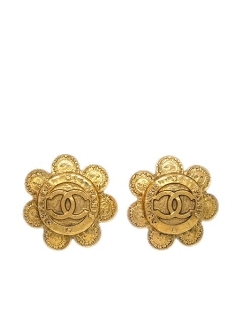 CHANEL Pre-Owned 1980-1990s gold plated Flower CC clip-on earrings