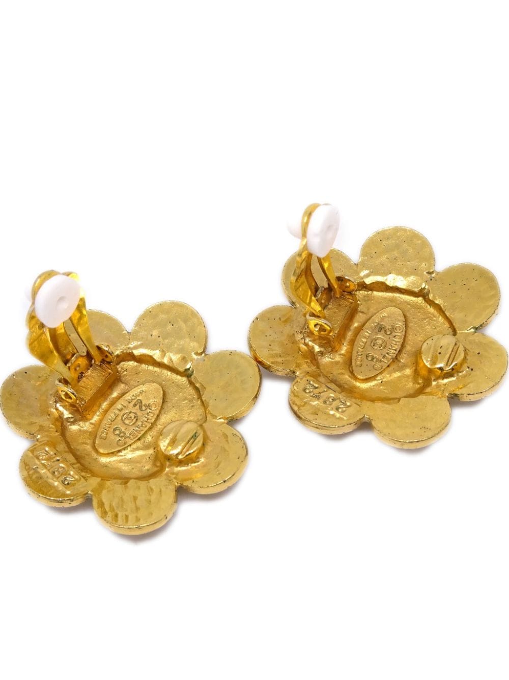 Pre-owned Chanel Flower Cc 镀金夹扣式耳环（1980-1990年代典藏款） In Gold