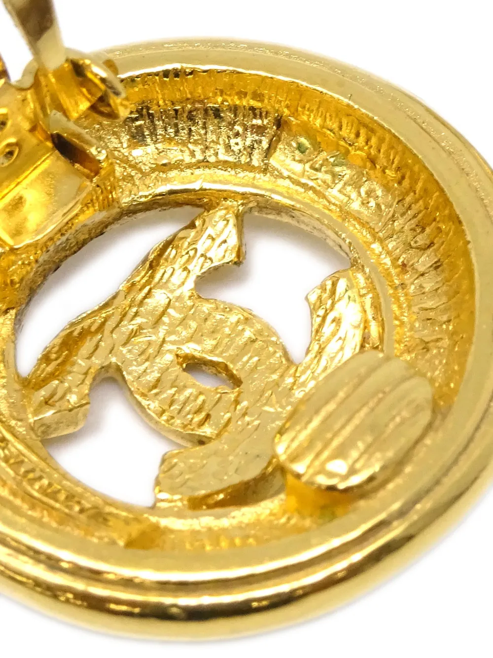 Pre-owned Chanel 1980-1990 Cc Clip-on Earrings In Gold