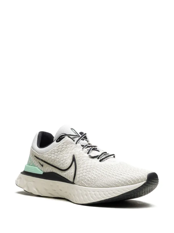 Nike react womens flyknit deals