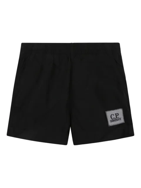 C.P. Company shorts de playa con parche del logo