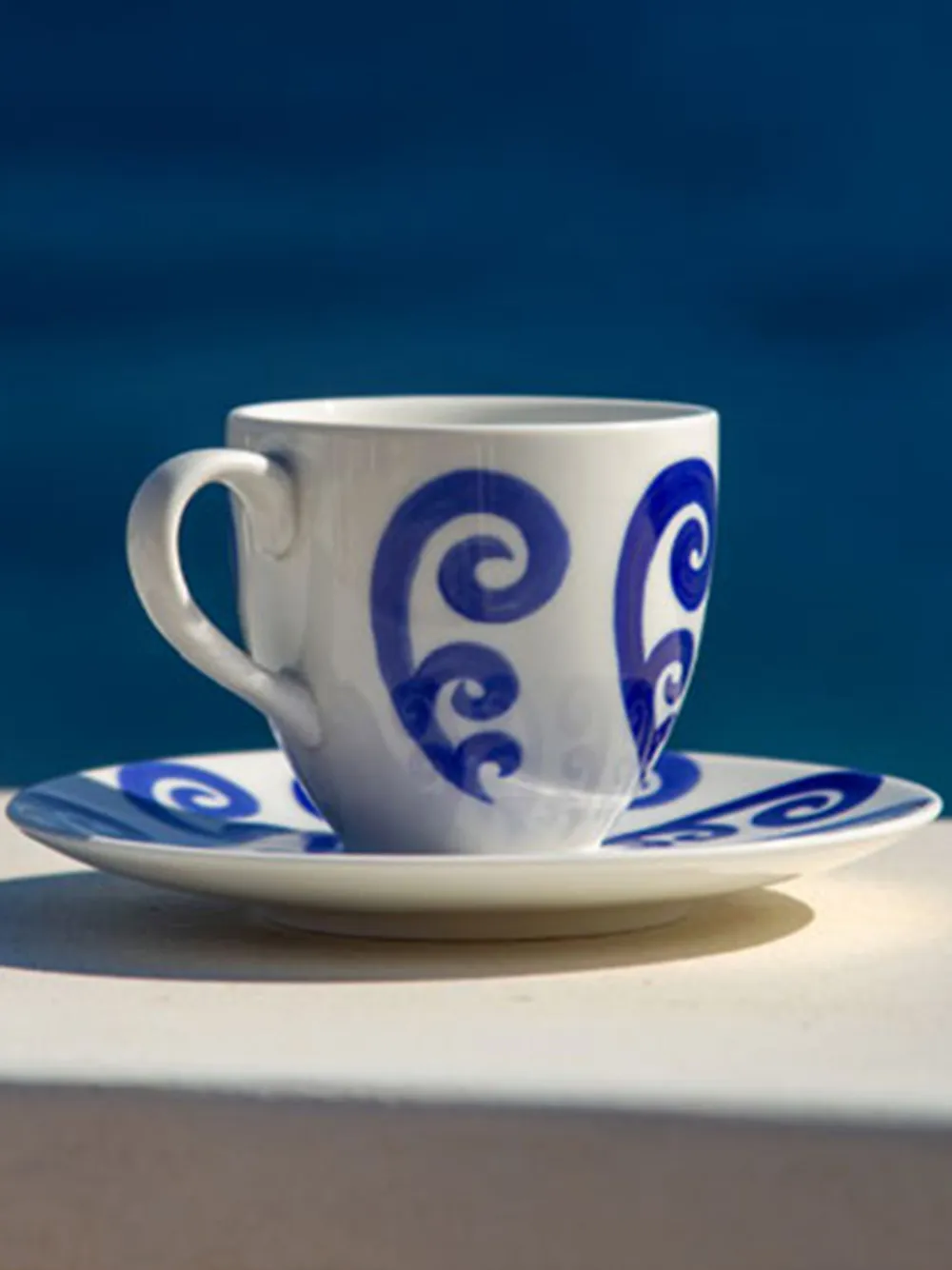 Themis Z Athenee Peacock Tea Cup And Suacer In White