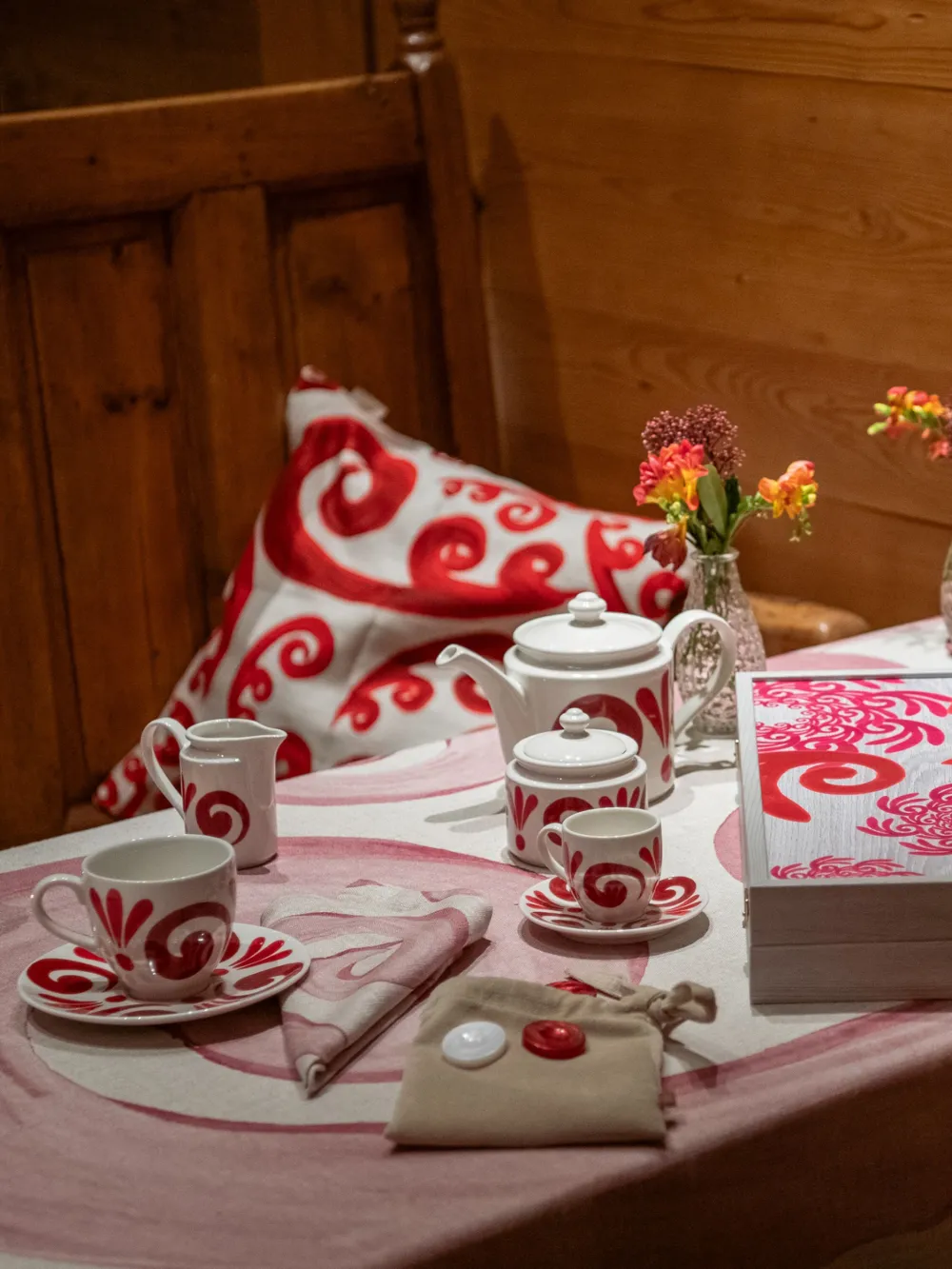 Themis Z Porcelain Kallos Tea Set In White