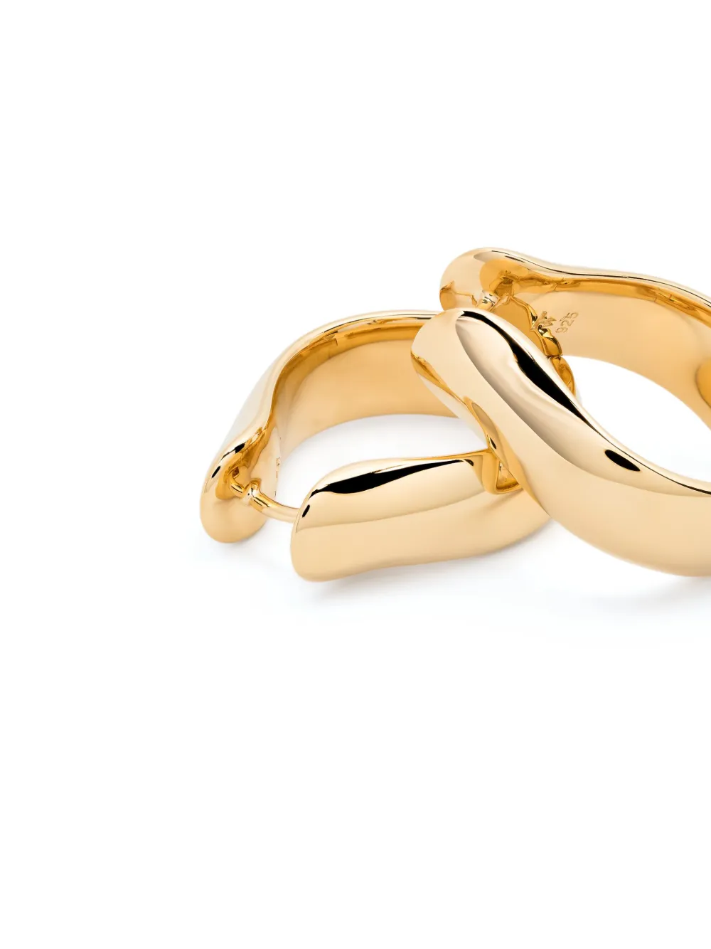 Tom Wood Medium Oyster Hoop-design Earrings In Gold