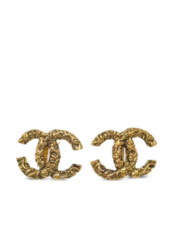 Chanel Pre-owned 1993 Embossed Finish CC Clip-on Earrings in Gold