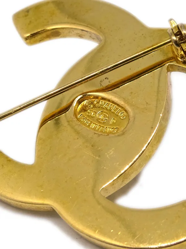 CHANEL Pre-Owned Broche Con Cierre Giratorio y Logo CC 1996