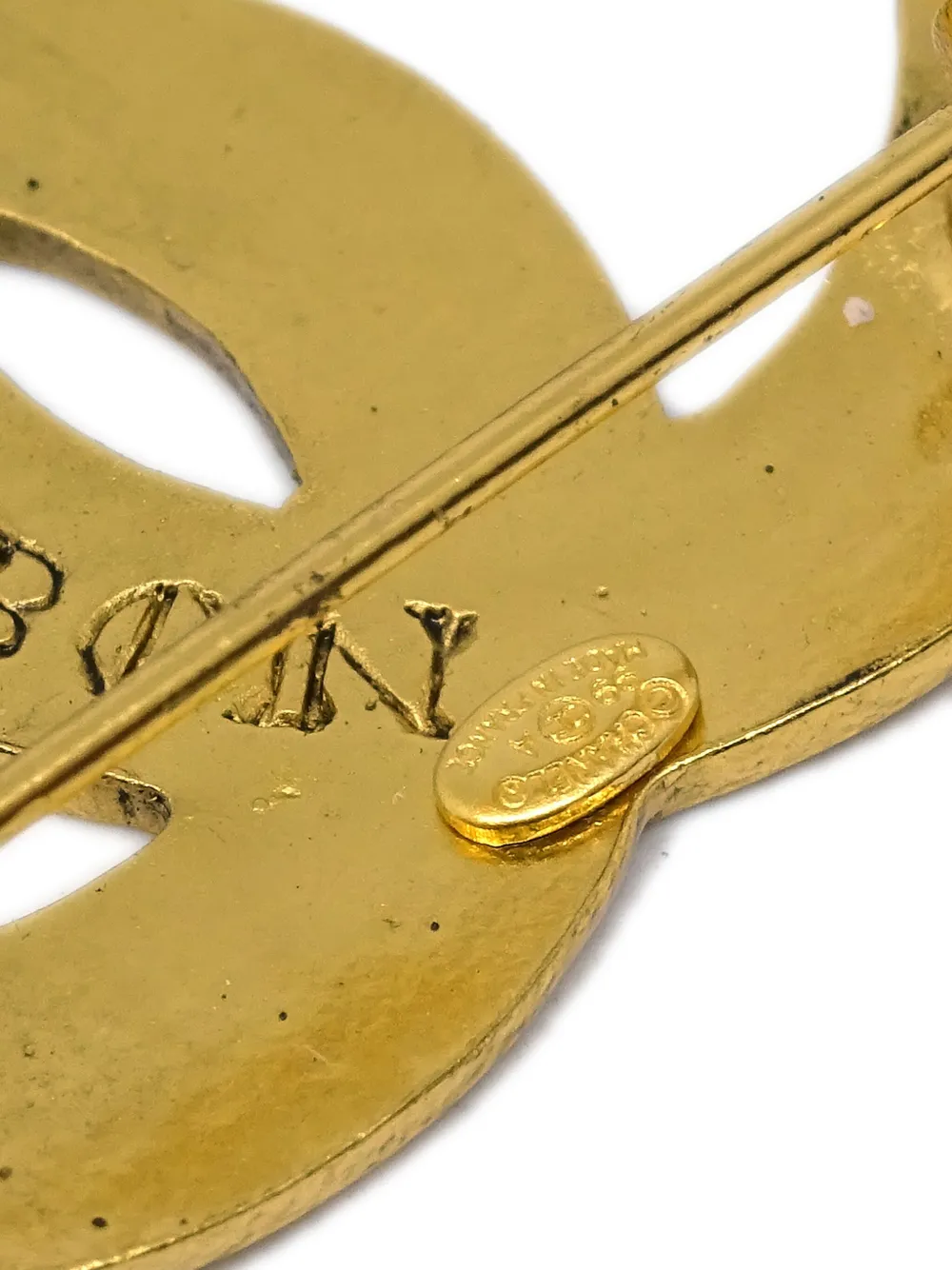 Pre-owned Chanel 1999 Cc Logo-engraved Brooch In Gold