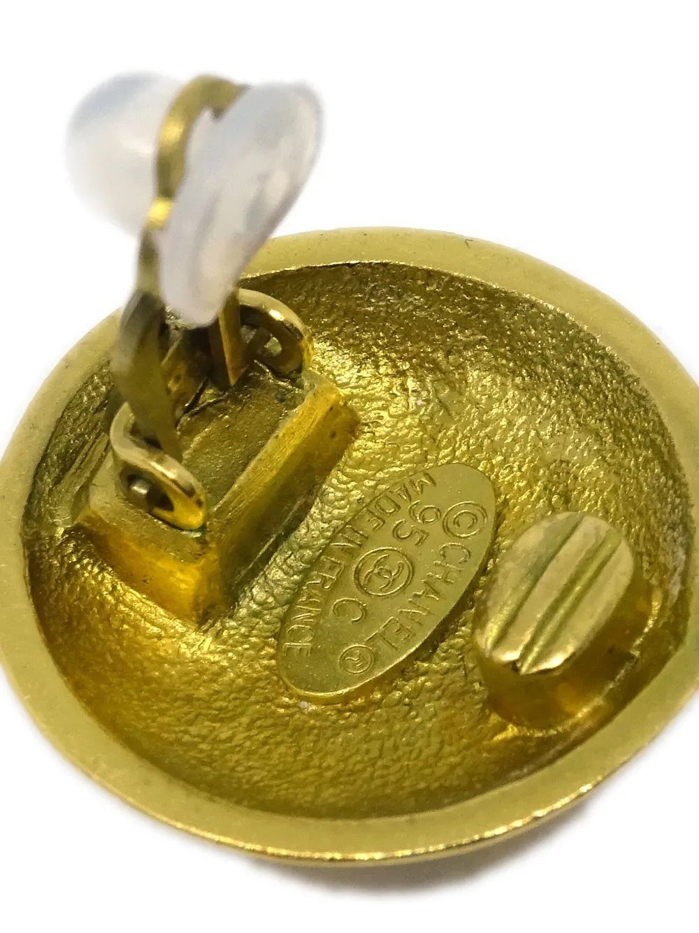 Pre-owned Chanel 1995 Cc Button Clip-on Earrings In Gold