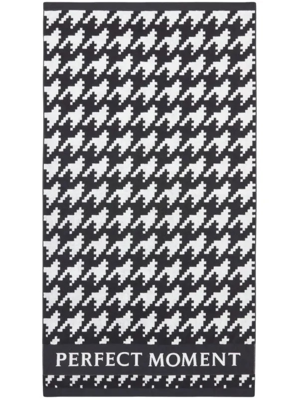 Perfect Moment Houndstooth-print Beach Towel in Black