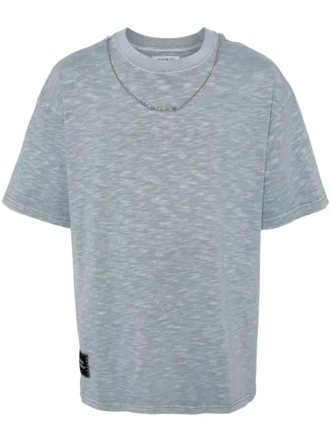 Musium Div. playera con cadena en el cuello