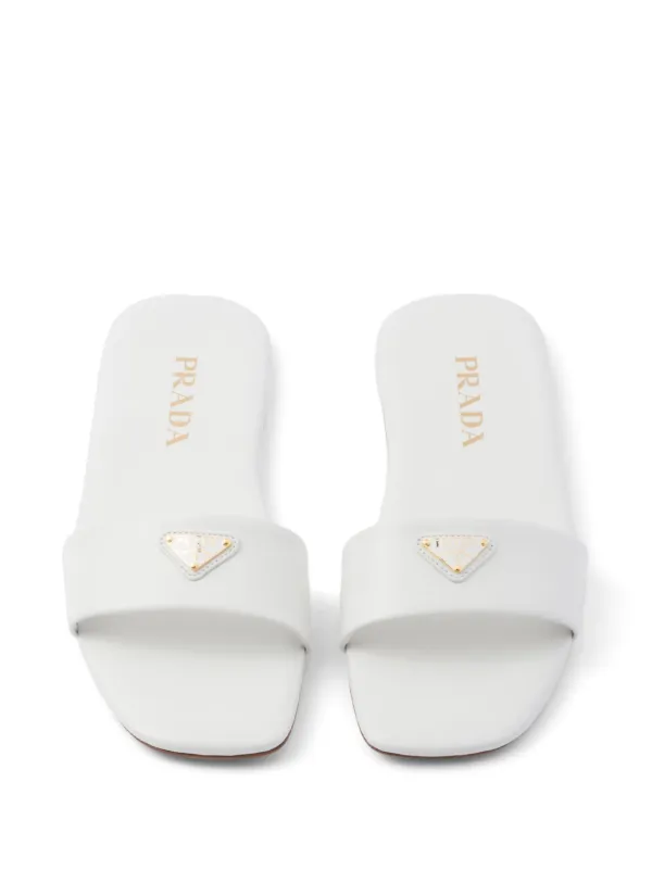 【PRADA】lady's triangleロゴ white スリッパ Prada triangle-logo Leather Slides | White | FARFETCH