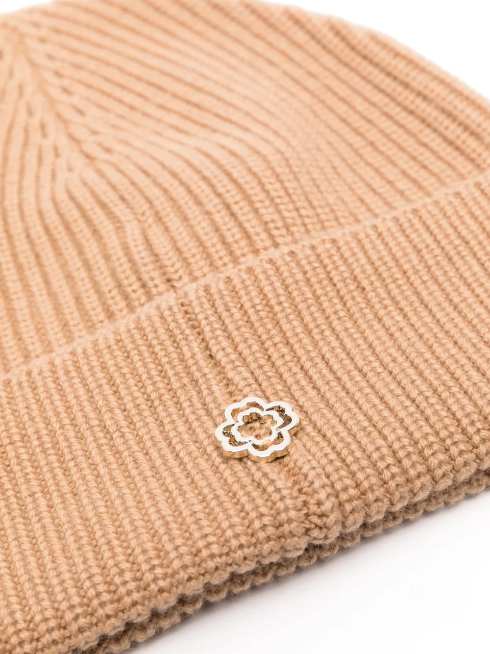 Maje Muts met logoplakkaat - Beige