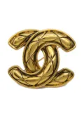 CHANEL Pre-Owned 1990-2000s large quilted CC brooch pin - Gold