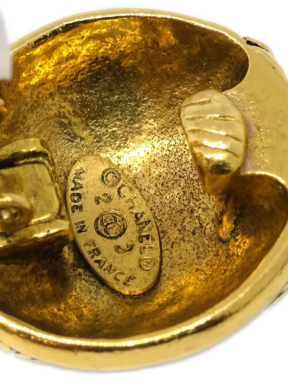 Pre-owned Chanel 1988 Cc Button Clip-on Earrings In Gold