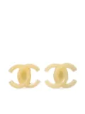 CHANEL Pre-Owned 2002 CC clip-on earrings - White