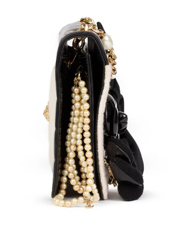 【シンボルカメリアが美しいデザイン】CHANEL ショルダーバック シャネル(CHANEL) カメリア(camellia) 中古 ショルダーバッグ
