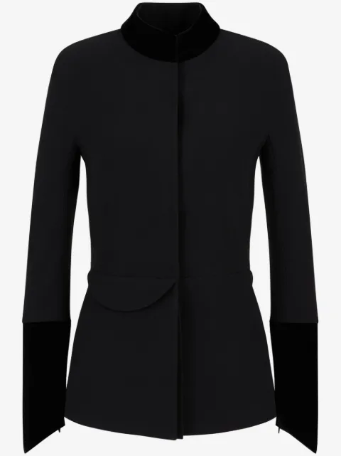 Giorgio Armani veste à simple boutonnage