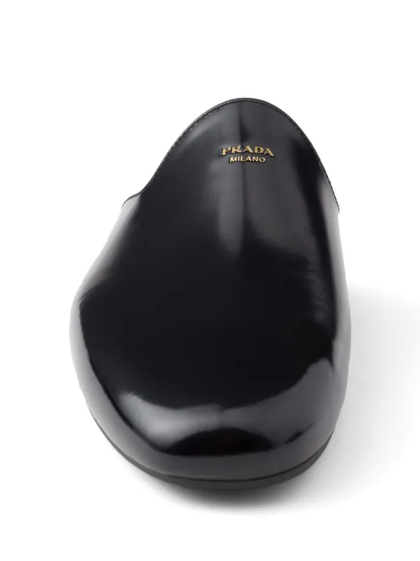 サンダル・ミュール Prada Black Leather Slippers Prada logo-embossed Brushed Leather Slippers | Black | FARFETCH