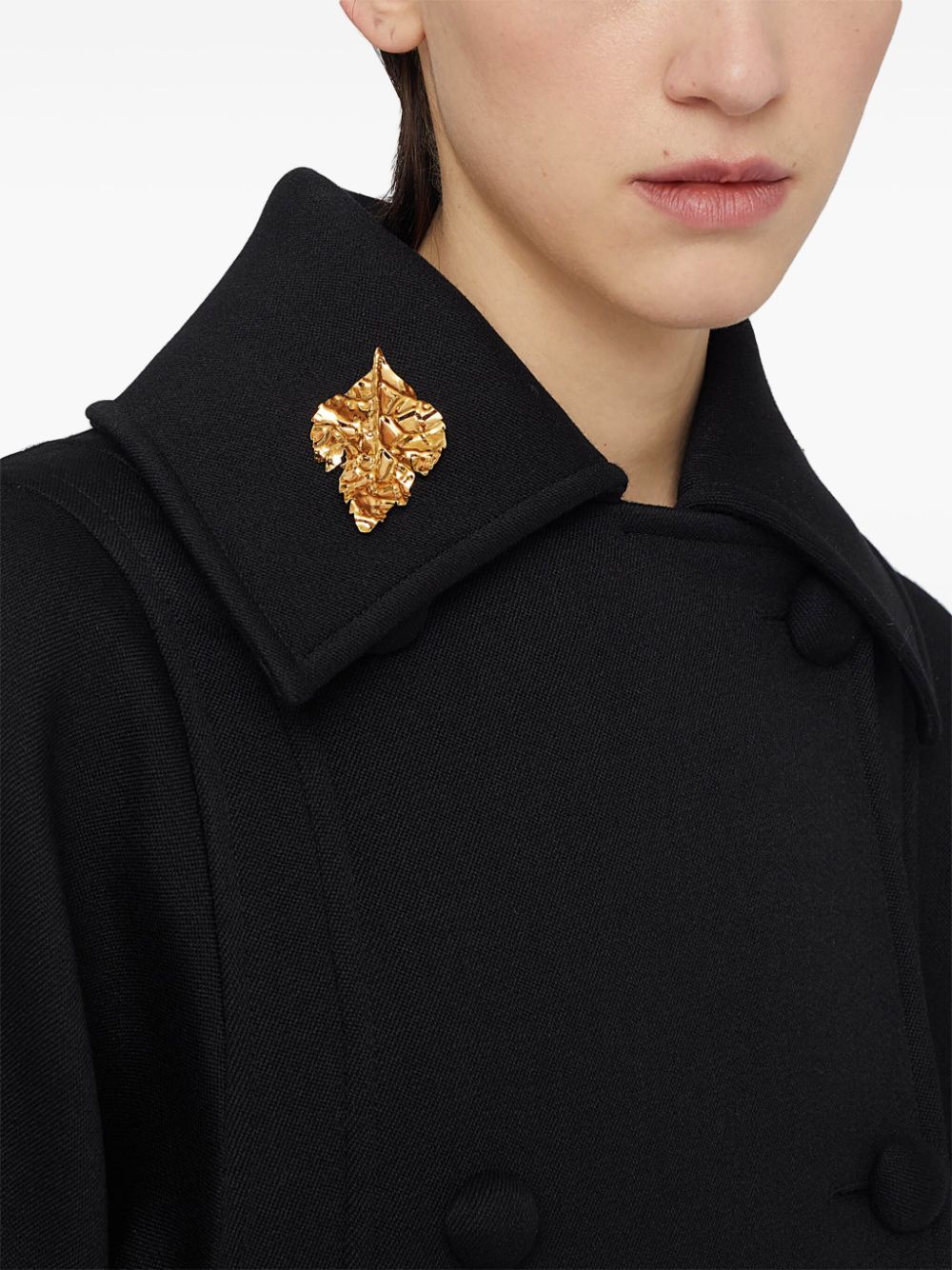 Shop Jil Sander Small Leaf-shaped Polished Brooch In Gold