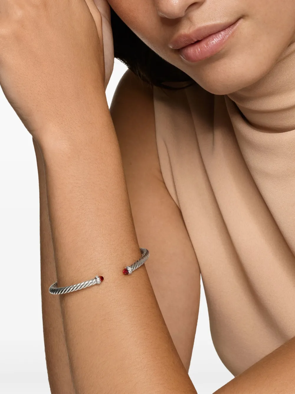 David Yurman Bracciale Cablespira in argento sterling con granati e diamanti (4mm) | Image 2