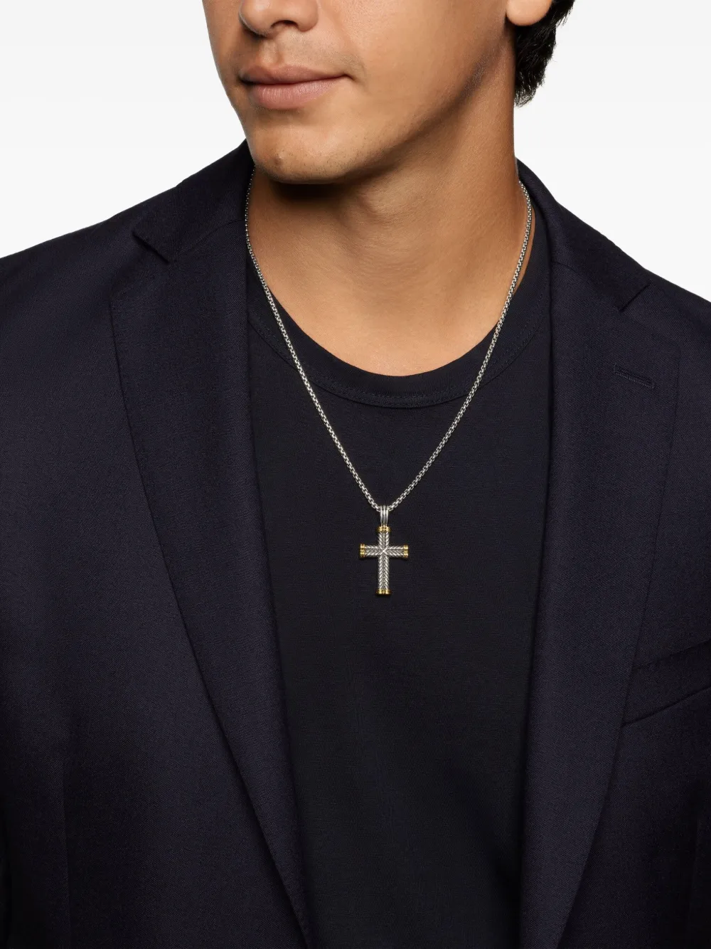 David Yurman Pendente Chevron Cross in oro giallo 18kt e argento sterling (33mm) | Image 2