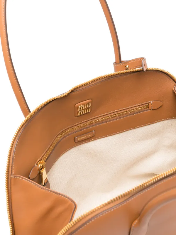 Miu Miu ロゴエンボス ハンドバッグ | ブラウン | FARFETCH JP