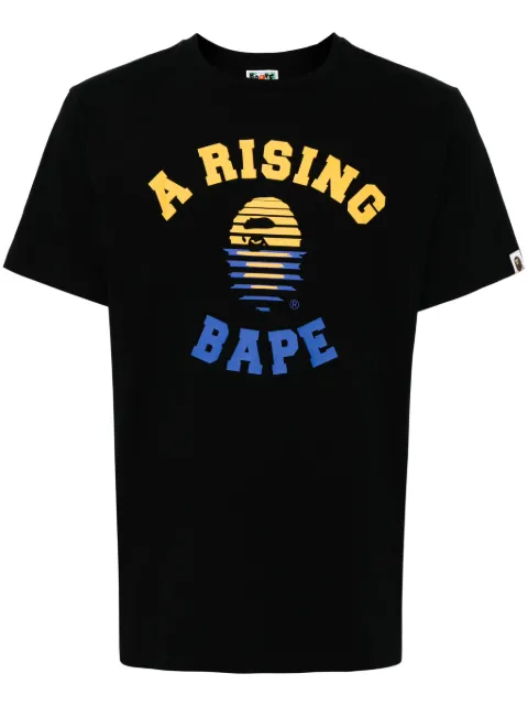A BATHING APE® playera con logo estampado