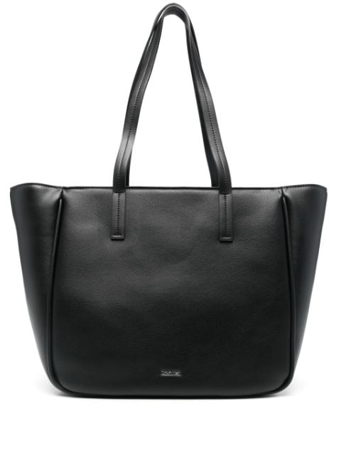 Calvin Klein tote con placa del logo