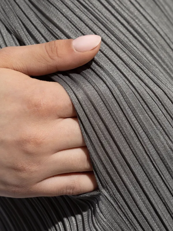 Pleats Please Issey Miyake ストレートパンツ | グレー Pleats Please Issey Miyake ストレートパンツ | グレー