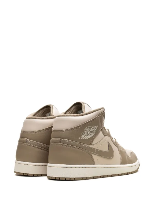 Nike Air Jordan 1 ベージュ/ブラウン Amazon.com: Air Jordan 1 Mid (GS) (Legend LT Brown/Khaki-Phantom