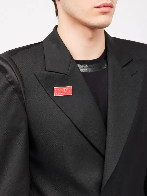 MM6 Maison Margiela Wavy ロゴプレート バッジ | レッド | FARFETCH JP