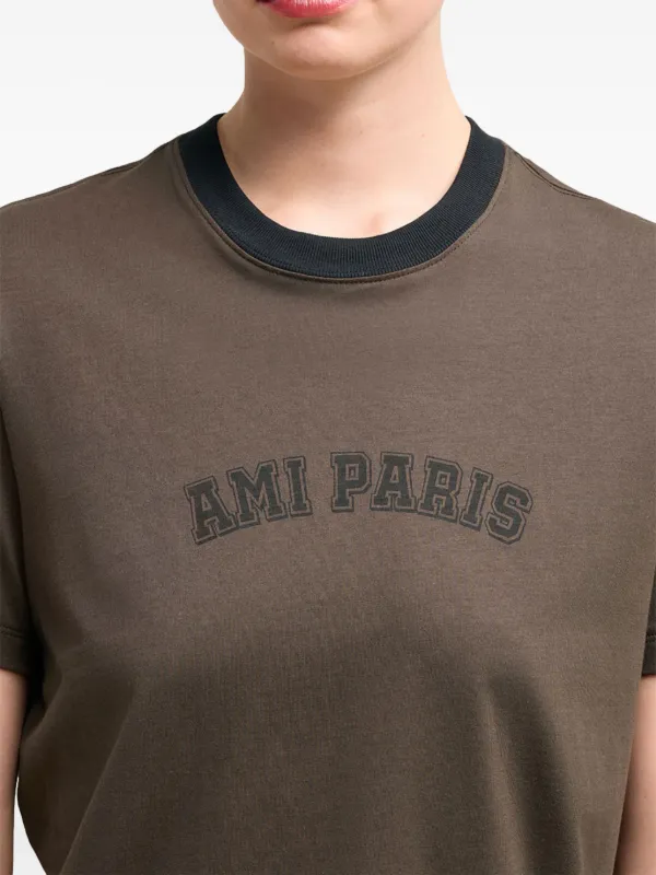 【AMI Paris】ブラウン ロゴプリント Tシャツ AMI Paris ロゴ Tシャツ | ブラウン | FARFETCH JP